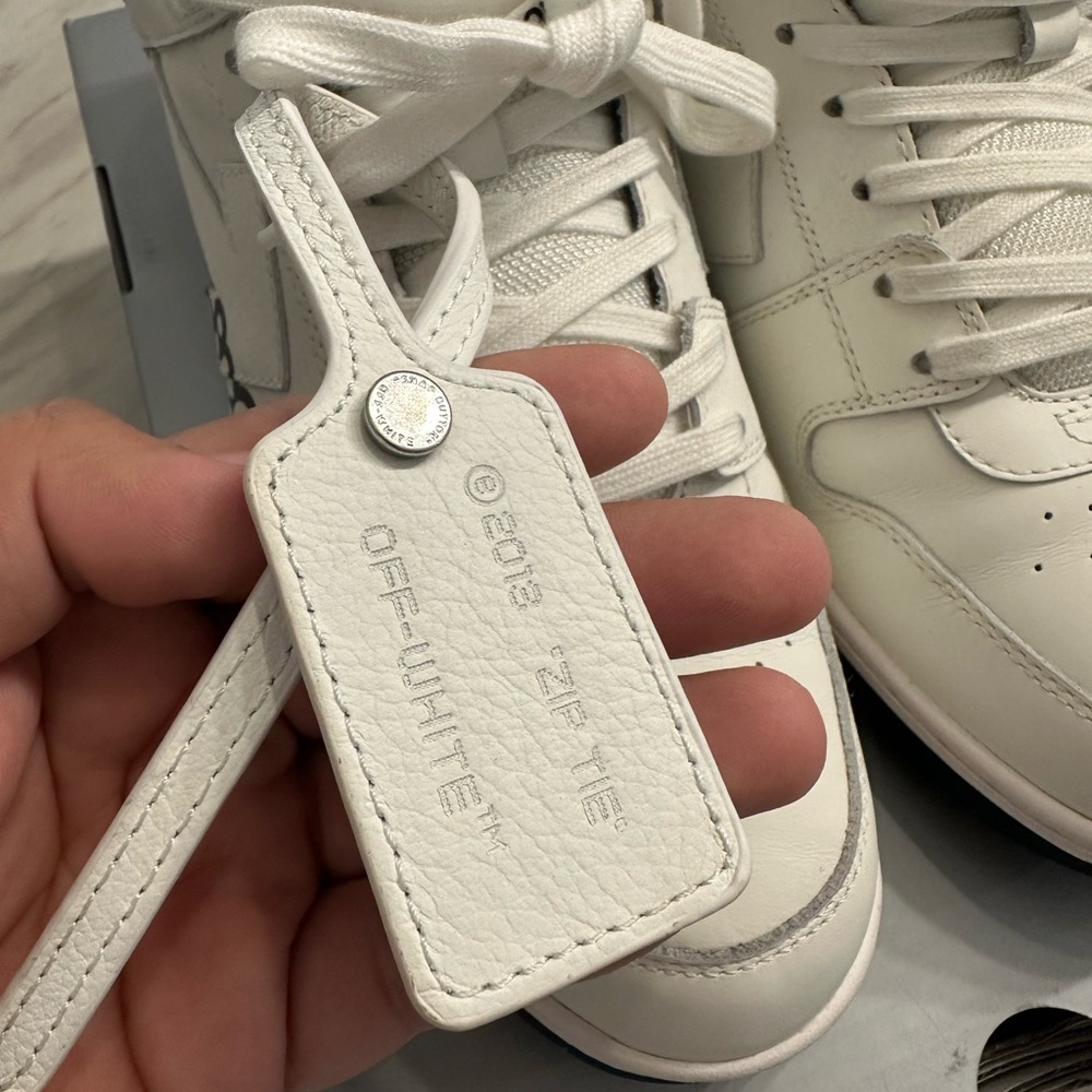 Off-White “Out Of Office” Ooo Low Tops View 4